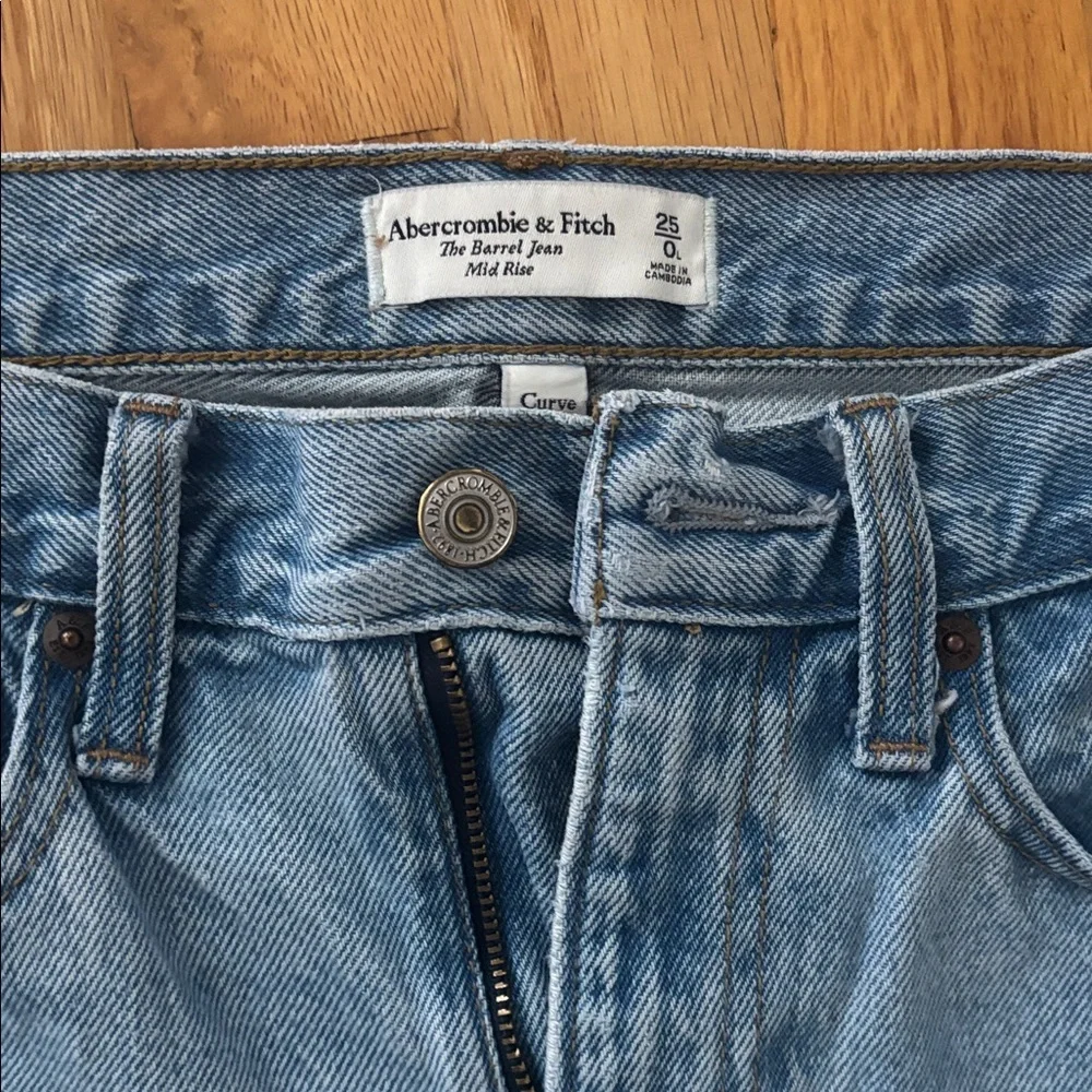 Abercrombie & Fitch Curve love Mid Rise Barrel Jean - Picture 9 of 9